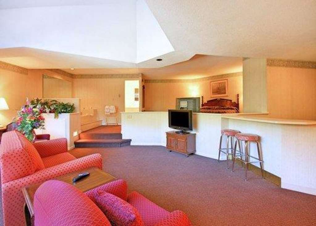 Econo Lodge Inn & Suites Groton Rom bilde